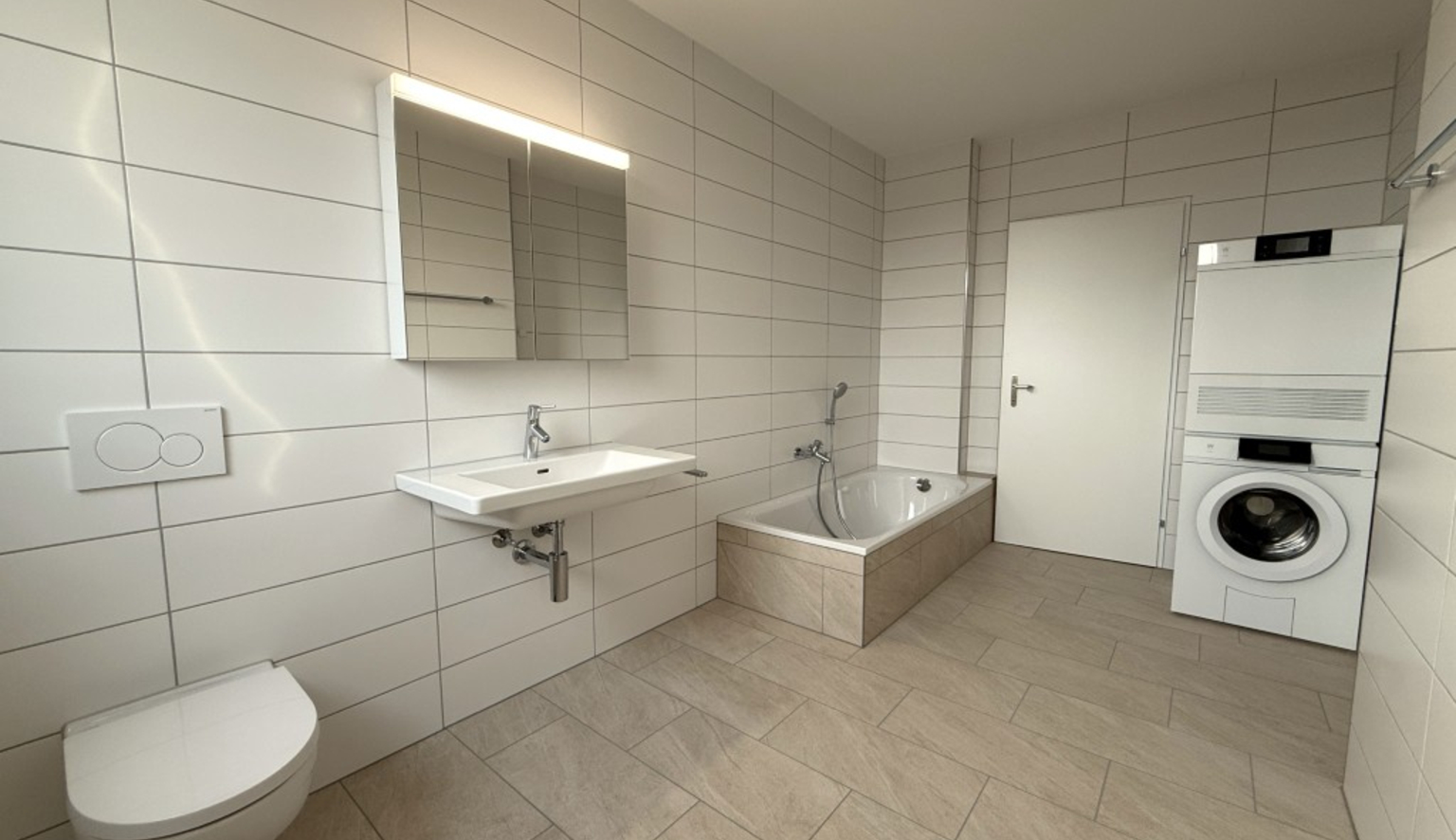 Bad mit Badewanne und Waschturm