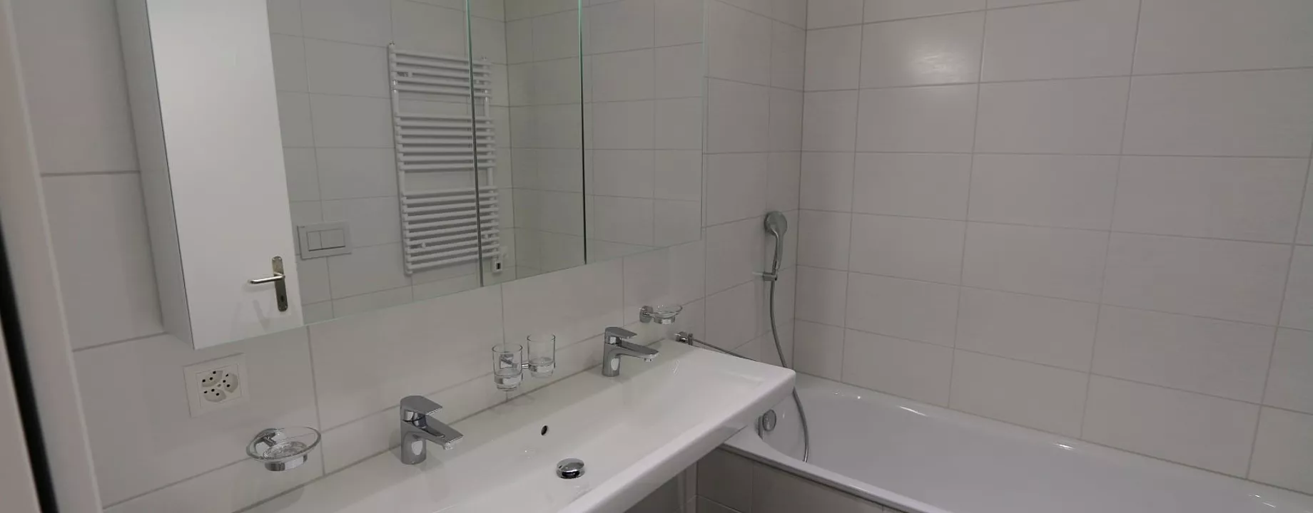 Grosses Bad Mit Badewanne und DU