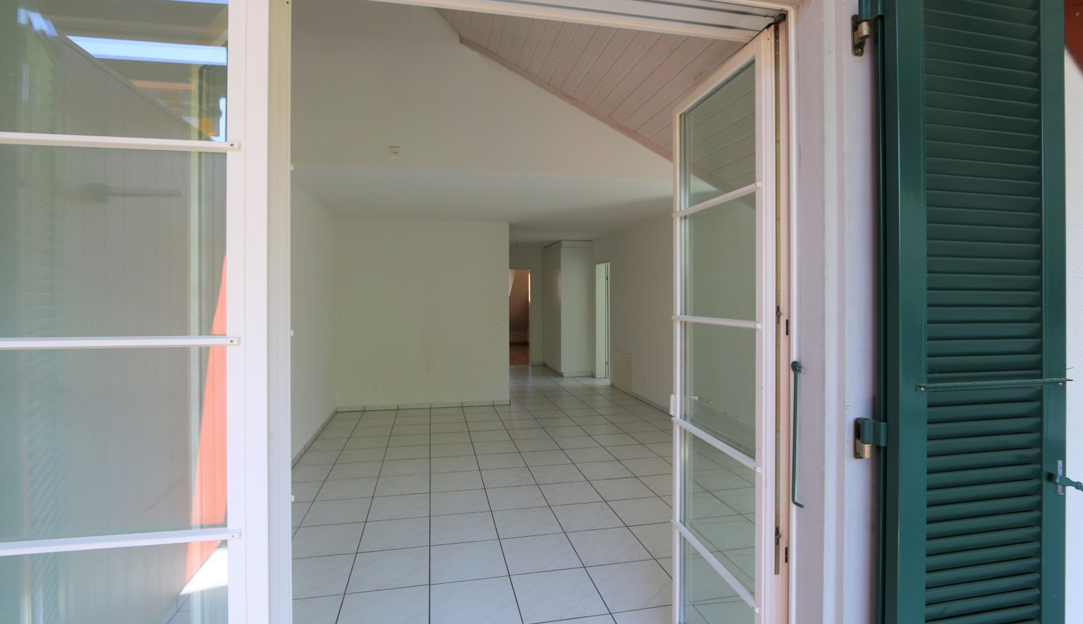 Sicht Balkon auf Wohnzimmer