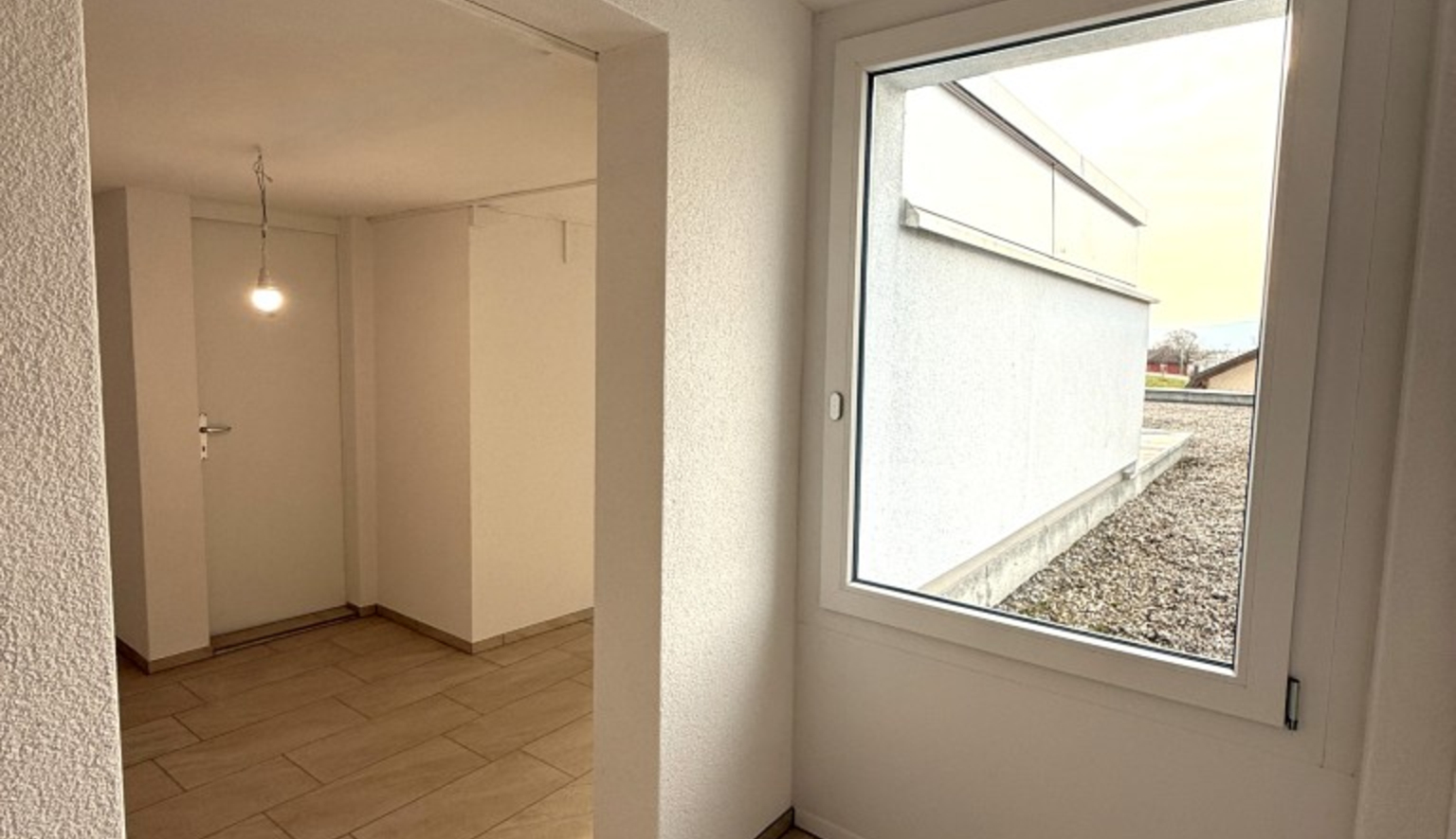 Korridor sicht auf Eingangsbereich